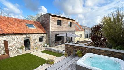 Location de vacances pour 9 personnes, avec terrasse ainsi que jacuzzi et jardin à Guissény