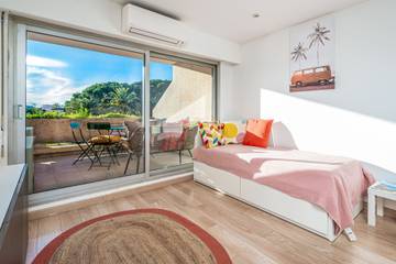 Ferienwohnung für 3 Personen, mit Terrasse und Garten sowie Pool, kinderfreundlich in Antibes