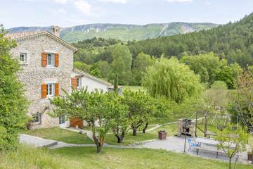 Gîte pour 10 personnes, avec jardin et terrasse à Orpierre