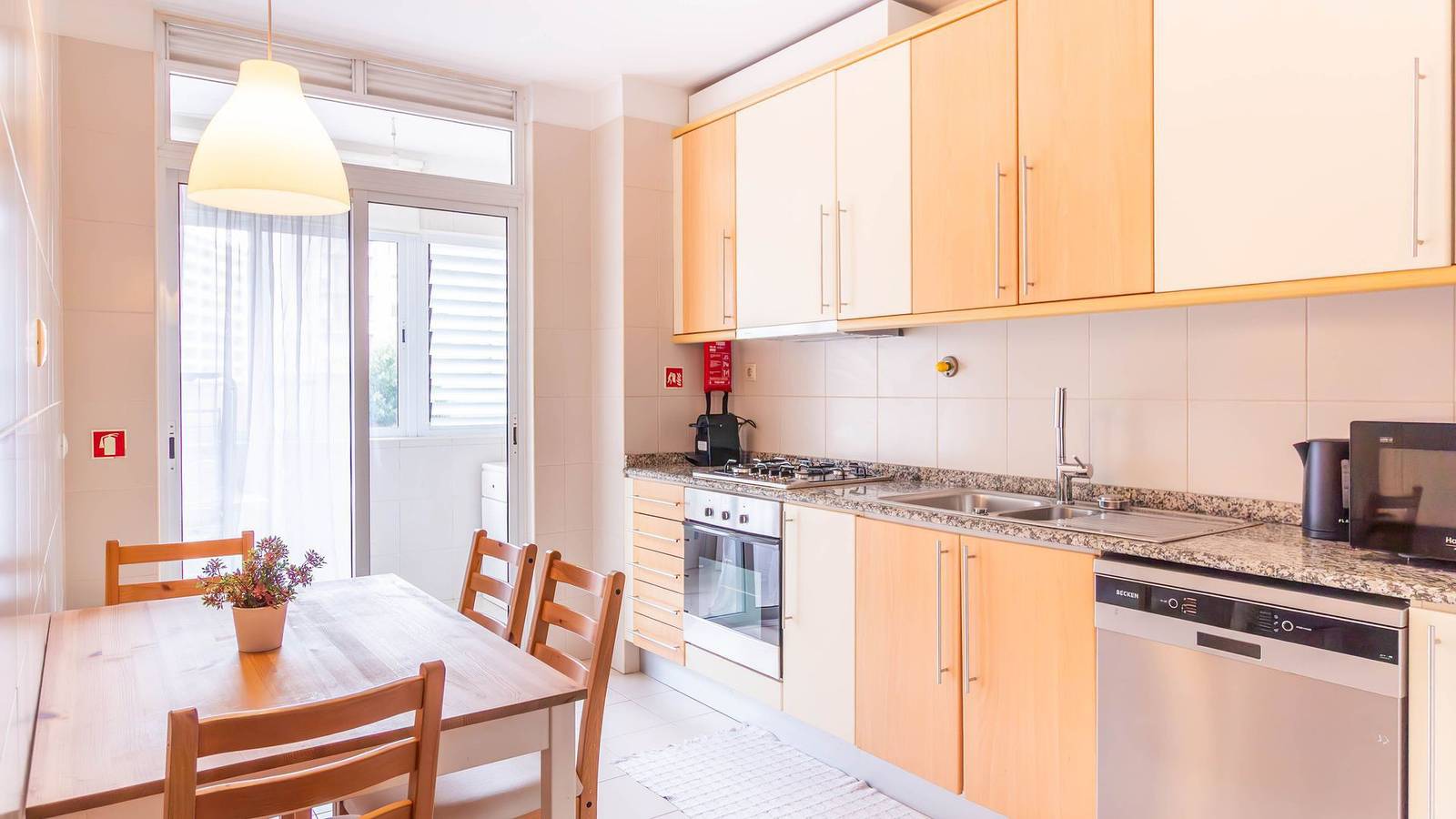 Apartamento inteiro, Comfortable & Quiet 3Br near Metro by Lovelystay in Porto, Distrito do Porto