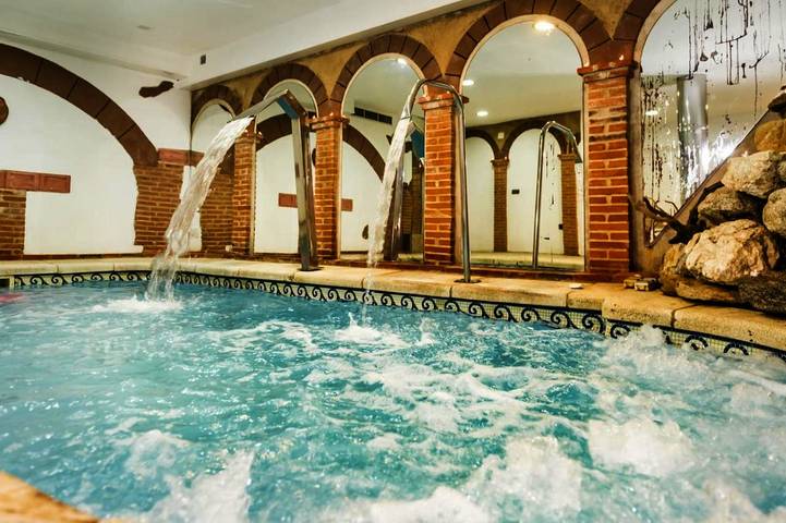 Casa de vacaciones para 12 personas, con balcón y jacuzzi además de piscina y sauna - 1