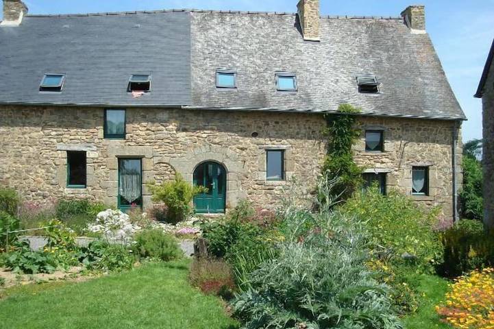 Gîte pour 8 personnes, avec Jardin à Saint-Germain-en-Coglès