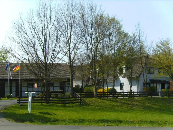 Hotel, mit Terrasse und Garten in Grünberg