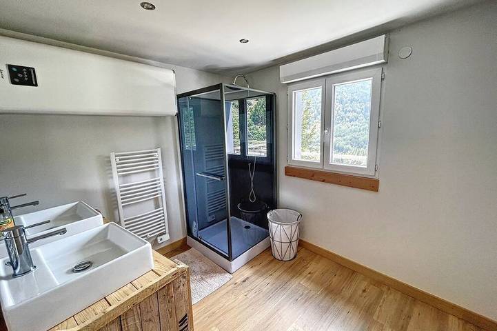 Gîte pour 8 personnes, avec jardin dans La Croix de Bauzon - 4