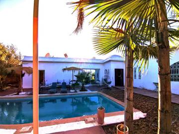 Chambre d’hôte pour 8 personnes, avec terrasse et piscine ainsi que vue et jardin dans Sidi Youssef Ben Ali