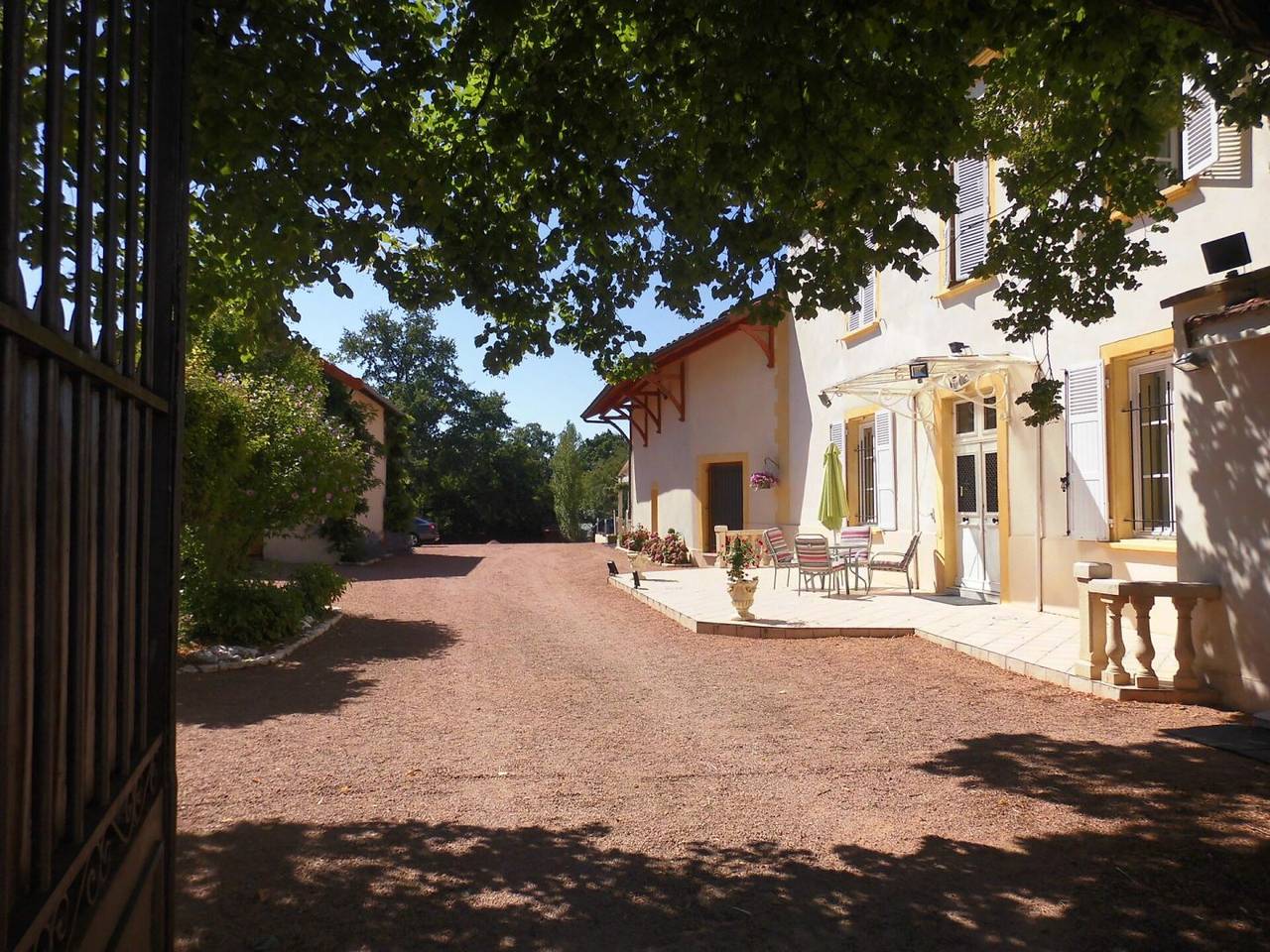 Appartement entier, Chambres ou appartement au Domaine de Saint-Martin de Bois in Pouilly-les-Nonains, Région de Roanne