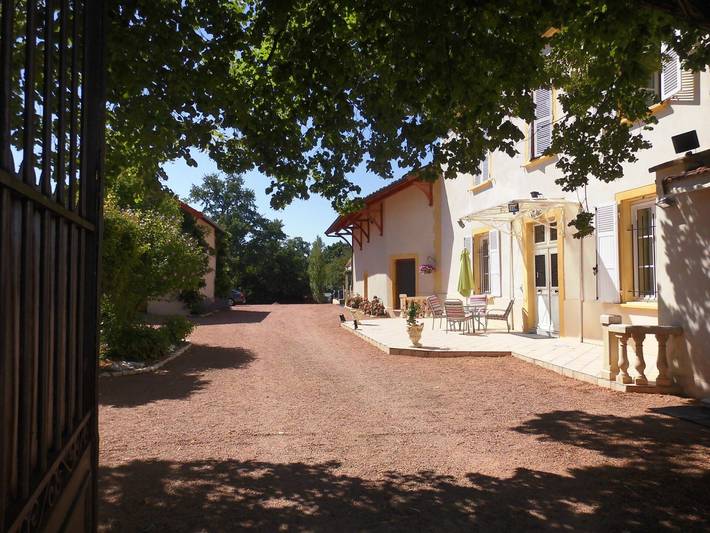 Gîte pour 30 personnes, avec Jacuzzi et Terrasse ainsi que Jardin et Piscine dans la Loire