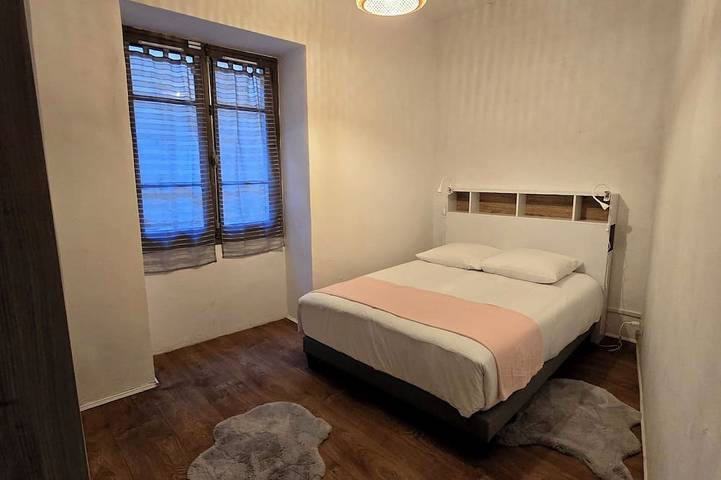 Entire apartment, 60m² apartment in a historic and authentic environment in Beaucaire, Nimes region