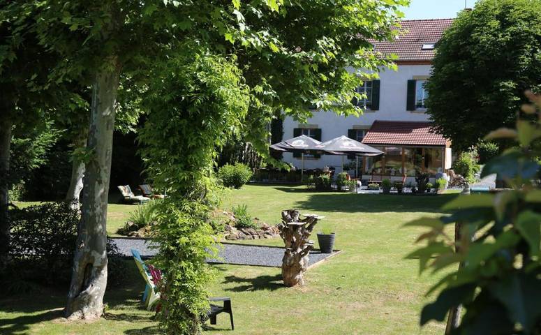 Location de vacances pour 2 personnes, avec piscine ainsi que vue et jardin, animaux acceptés dans Chalmoux - 3