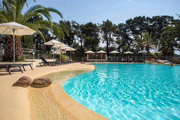 Hôtel pour 4 personnes, avec jardin et piscine dans Aeroport D Ajaccio Campo Dell Oro
