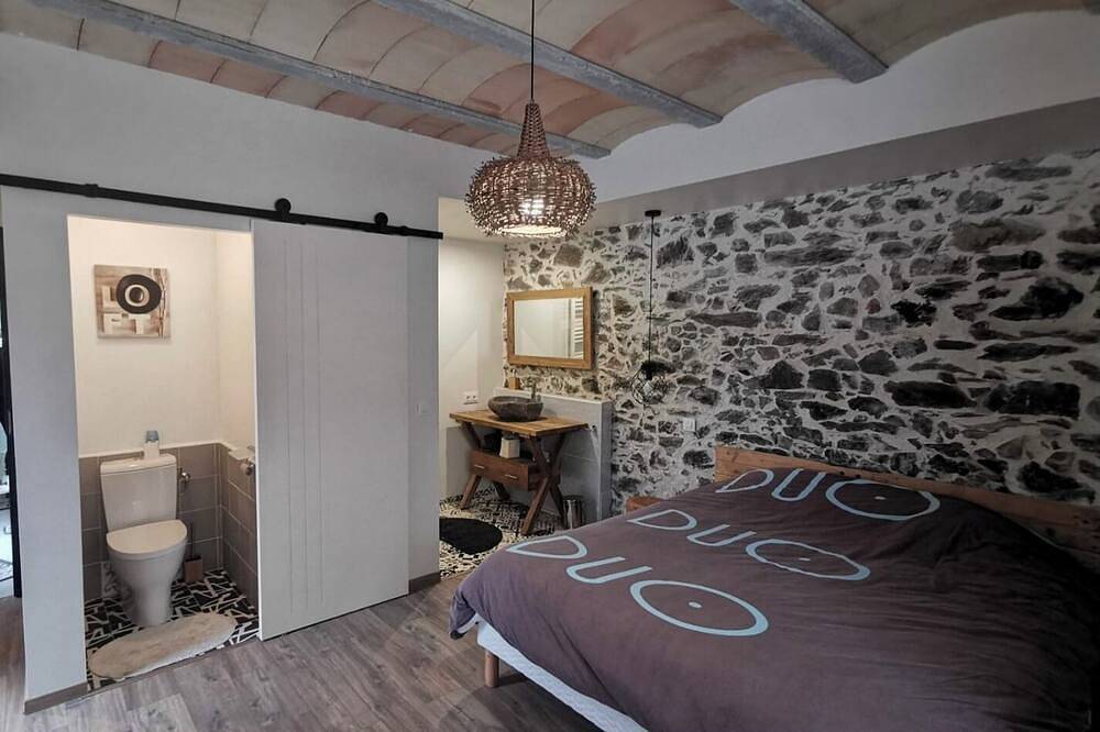 2-person room with private bathroom and patio in the center of Garriguella in Garriguella, Oberampurien