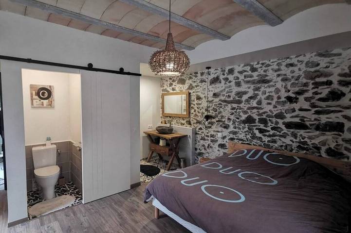 2-person room with private bathroom and patio in the center of Garriguella in Garriguella, Upper Empordà