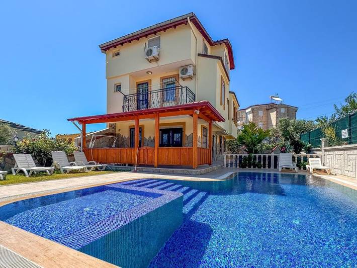 Villa pour 10 personnes, avec jardin ainsi que jacuzzi et piscine, adapté aux familles à Kusadasi