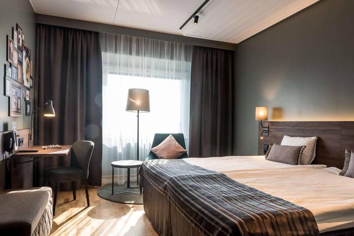 Hotell för 6 Personer, med Trädgård och Pool i Upplands Väsby