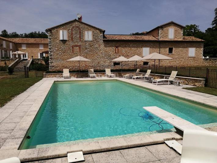 Location de vacances pour 4 personnes, avec Terrasse et Jardin ainsi que Piscine et Vue à La Verdière