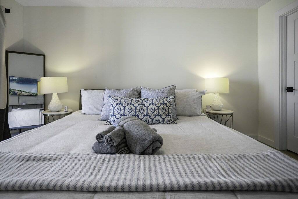 Steps to the Beach, Fully Renovated Beautiful Townhome in Jacksonville Beach, Duval County