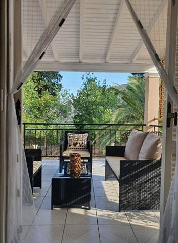 Gîte pour 4 personnes, avec piscine ainsi que terrasse et vue dans Kavos