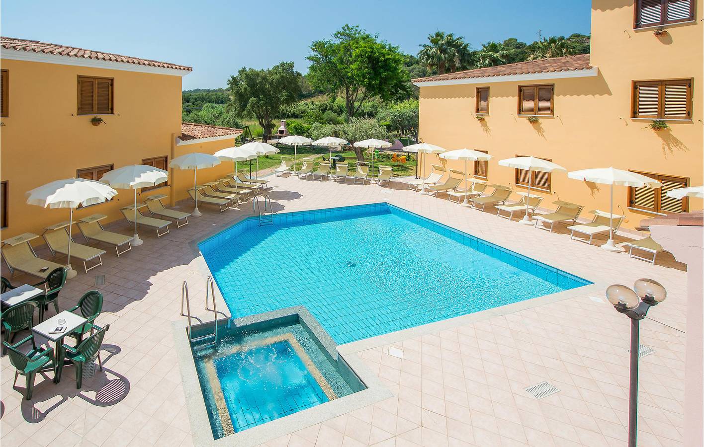 Ganze Ferienwohnung, Urlaub auf Sardinien: Klimaanlage, Parkplatz, Küche, Pool & WiFi! in Sos Alinos, Orosei