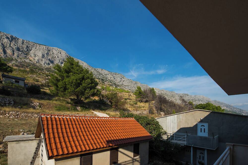 Entire apartment, 207 room with balcony, sea view & hot tub access in Lokva Rogoznica, Split-Dalmatia