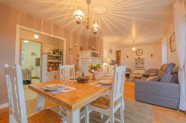 Maison de vacances pour 6 personnes, avec terrasse ainsi que jardin et piscine