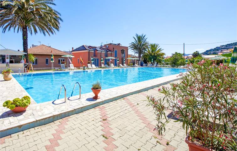 Appartamento intero, A 1 km dalla spiaggia: Appartamento con letto matrimoniale, piscina e Wi-Fi in Pietra Ligure, Comune di Pietra Ligure