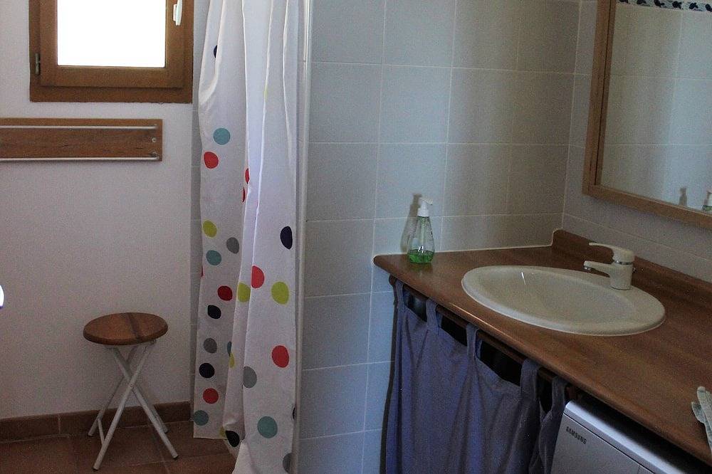 Country gîte at the foot of Mt Ventoux with view of Château du Barroux in Le Barroux, Parque natural regional del Mont Ventoux