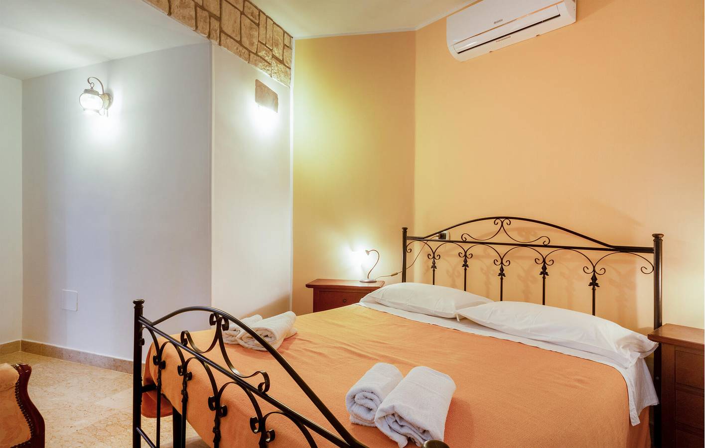 Cozy Apartment with Pool & Parking, Near Zavorra EnoFishBar in Ostuni, Salento
