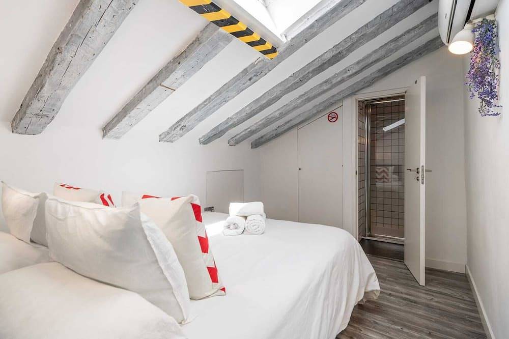 Entire apartment, Attic 3 bedroom, 2 baths in heart of Malasana for extended stays in Centro (Madrid), Madrid