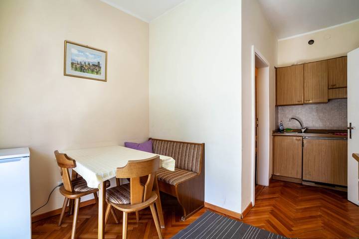 Entire apartment, Residence Hubertus Apartment 2 with Balcony & Wi-Fi in Untermais, Merano