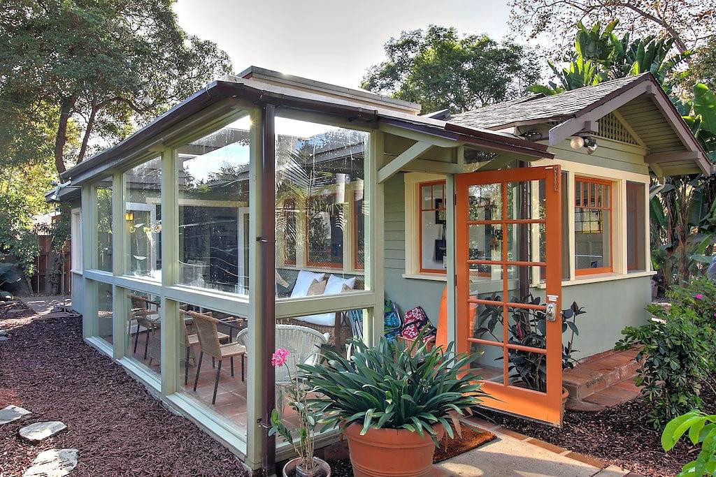 Neu! Miramar Beach Cottage mit eigenem Garten, Terrasse und Wintergarten - zu Fuß zum Strand! in Montecito, Santa Barbara County