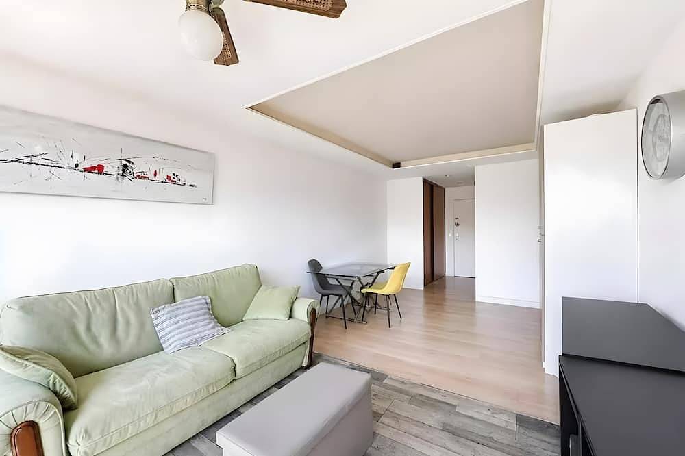 Appartement entier, Appartement « Le Balcon Des Arènes » : Vue Montagne, Piscine Commune et Wi-Fi in Fréjus, Côte méditerranéenne (France)