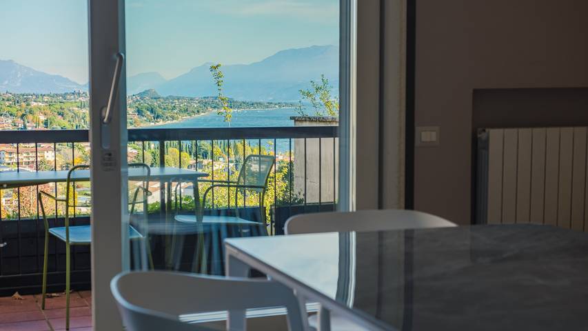 Location de vacances pour 5 personnes, avec Terrasse et Jardin ainsi que Piscine et Vue sur le lac à Padenghe sul Garda