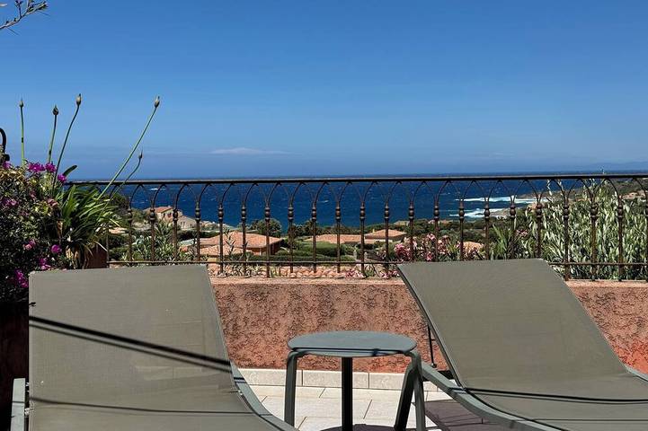 Location de vacances pour 4 personnes, avec piscine et terrasse à Lumio