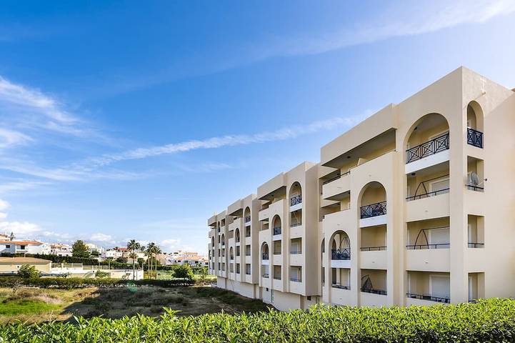 Ganze Wohnung, Modernes Apartment - 1 Schlafzimmer - 4 Gäste - 5 Minuten zum Strand in Alporchinhos (Atlantikküste), Porches