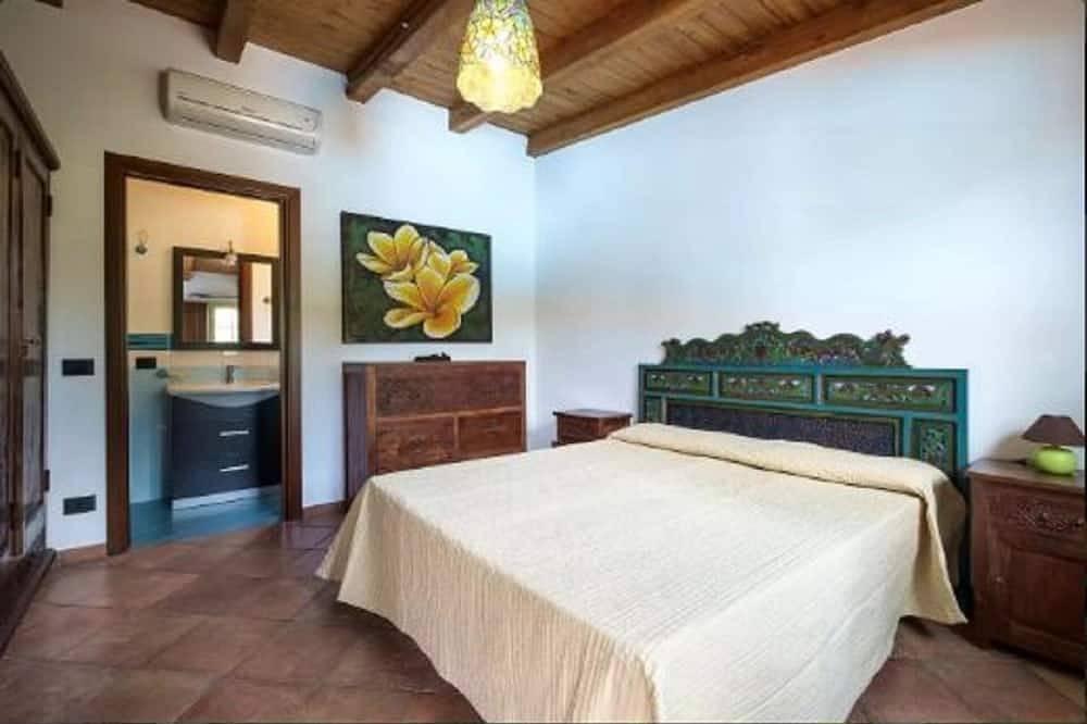 **** Rumah Saya ****   Balinese house by the sea in Campofelice di Roccella, Provincia de Palermo