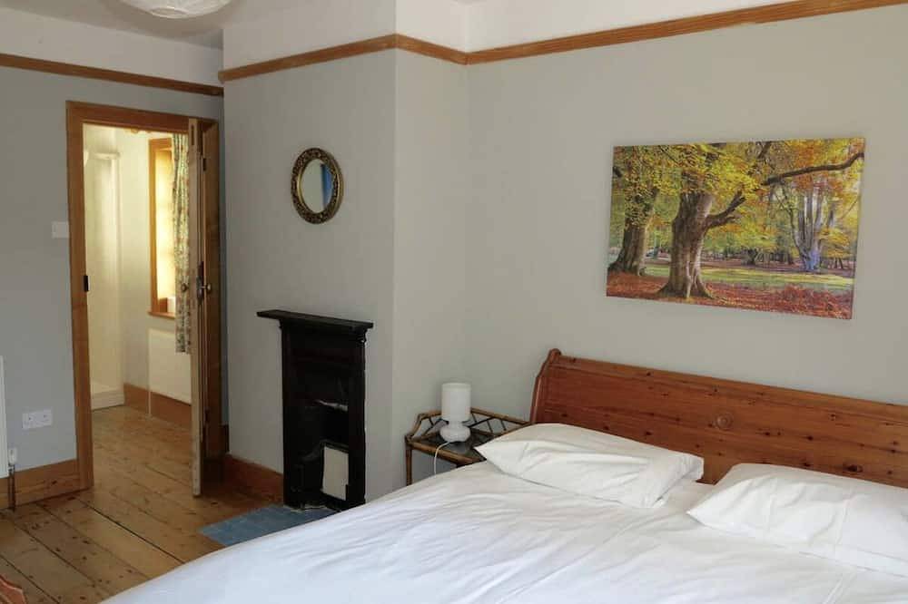 Large Arts & Crafts Cottage with 7 bedrooms  in Lymington near the coast in Lymington, Hampshire