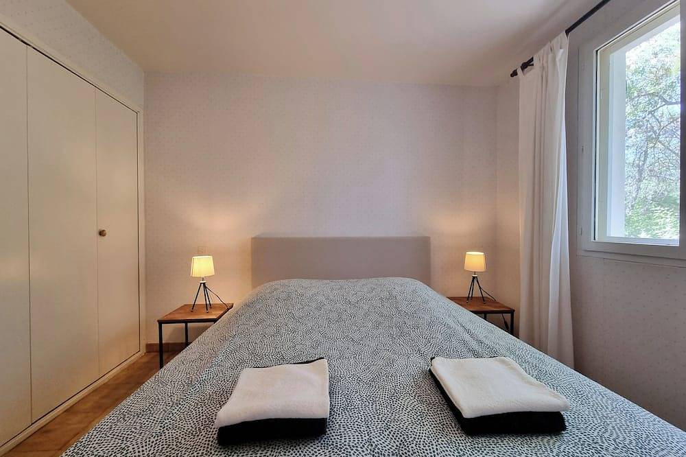 Spacious villa for 10 guests with private pool in Cazedarnes, Béziers region