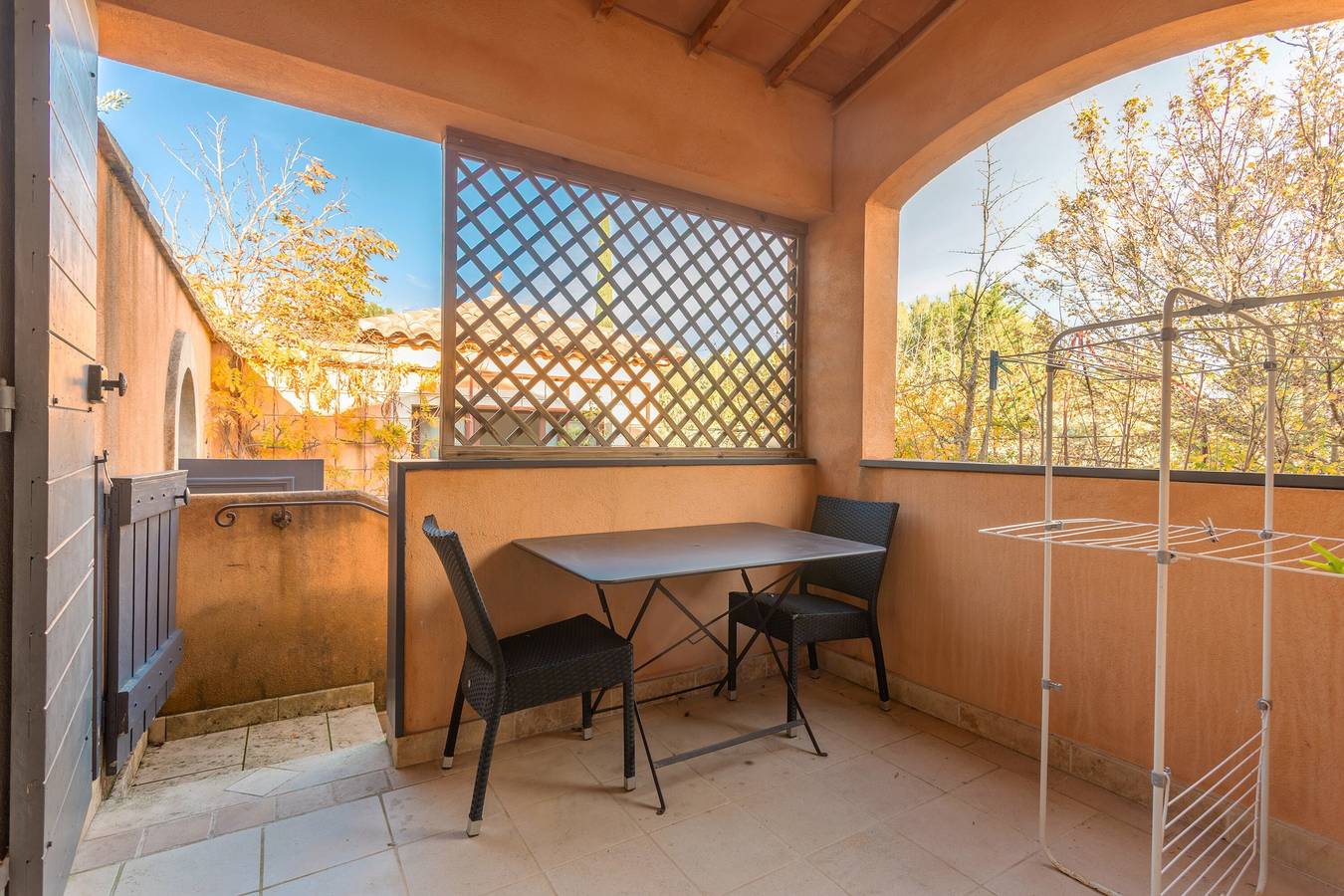 Appartement entier, Appartement « Le Patio » avec vue mer, Wi-Fi et climatisation in La Cadière-d'Azur, Région de Toulon