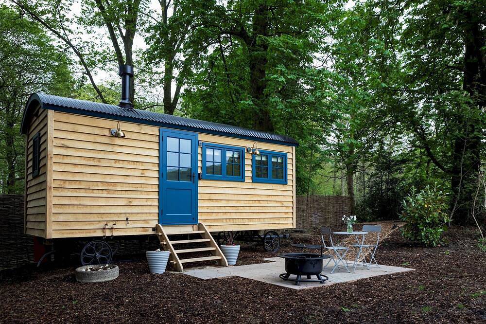 Fallow Shepherd's Hut Chatsworth Estate in Baslow and Bubnell, Derbyshire
