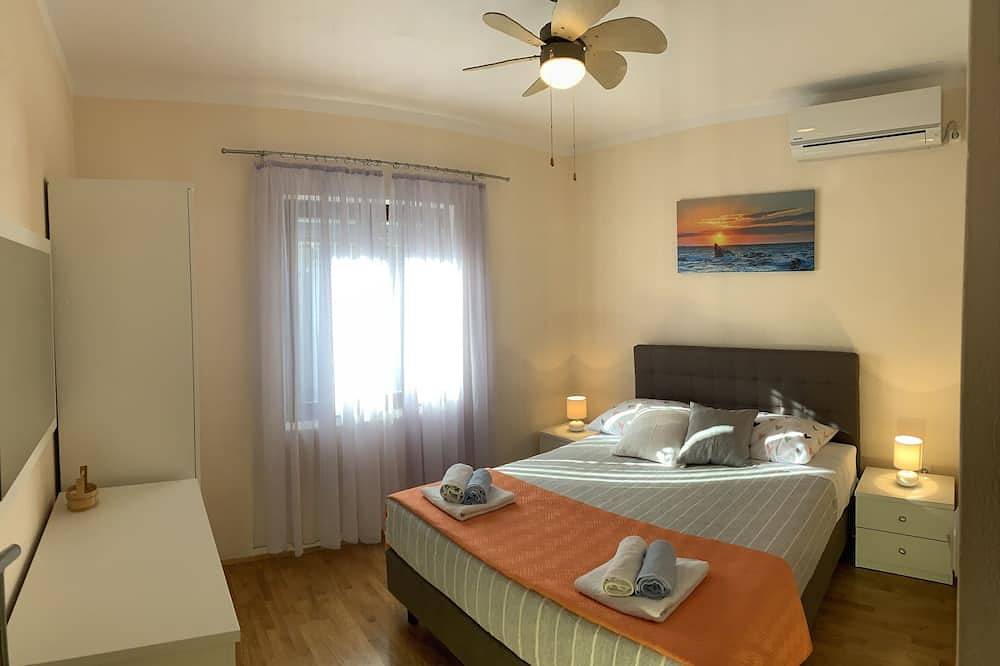 Apartamento entero, Vista panorámica al mar, con piscina al aire libre, a 300 metros del mar in Preko, Uglijan