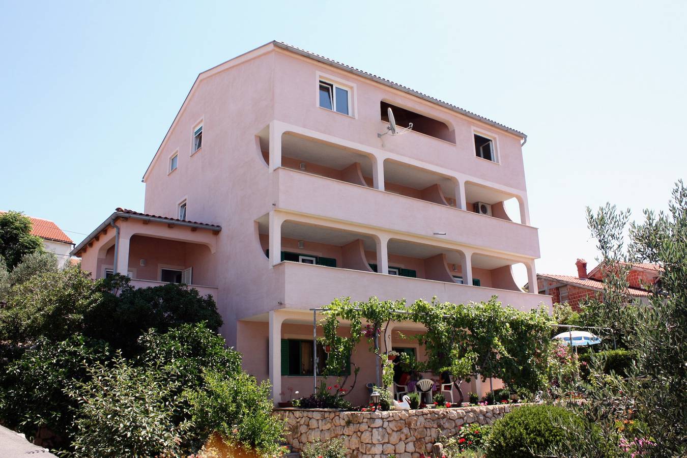 Ganze Wohnung, 2-Zimmer-Ferienwohnung mit Terrasse und Meerblick Barbat, Rab A-5070-b in Kaštel (Barbat), Barbat na Rabu