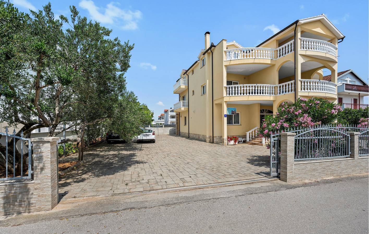 Ganze Ferienwohnung, Gemütliche Ferienwohnung mit Terrasse, WLAN und Parkplatz, 1 km vom Strand entfernt in Vodice, Šibenik-Knin