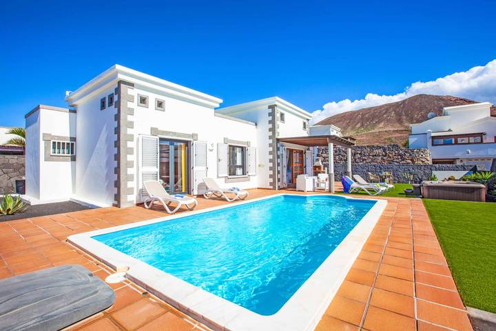 Chalet para 4 personas, con terraza y jacuzzi además de piscina y jardín en Lanzarote