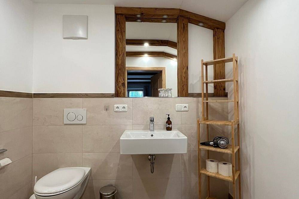 Ganze Wohnung, Ferienwohnung mit Biergartenblick, Dusche, Wc und Balkon in Staudach-Egerndach, Bayerische Alpen