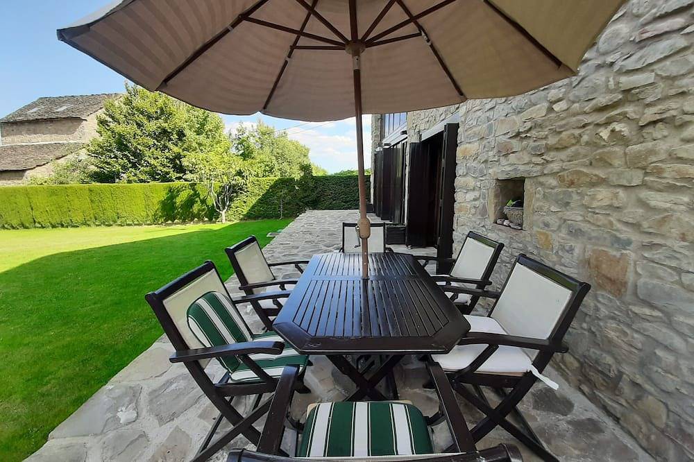 House with beautiful garden in Navasa, Jaca