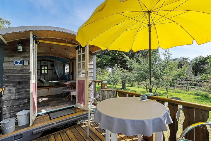 Hel semesterlägenhet, La Roulotte Daninas: private terrace, garden & Wi-Fi in Bourgneuf en Retz in Bourgneuf-en-Retz, Côte de Jade