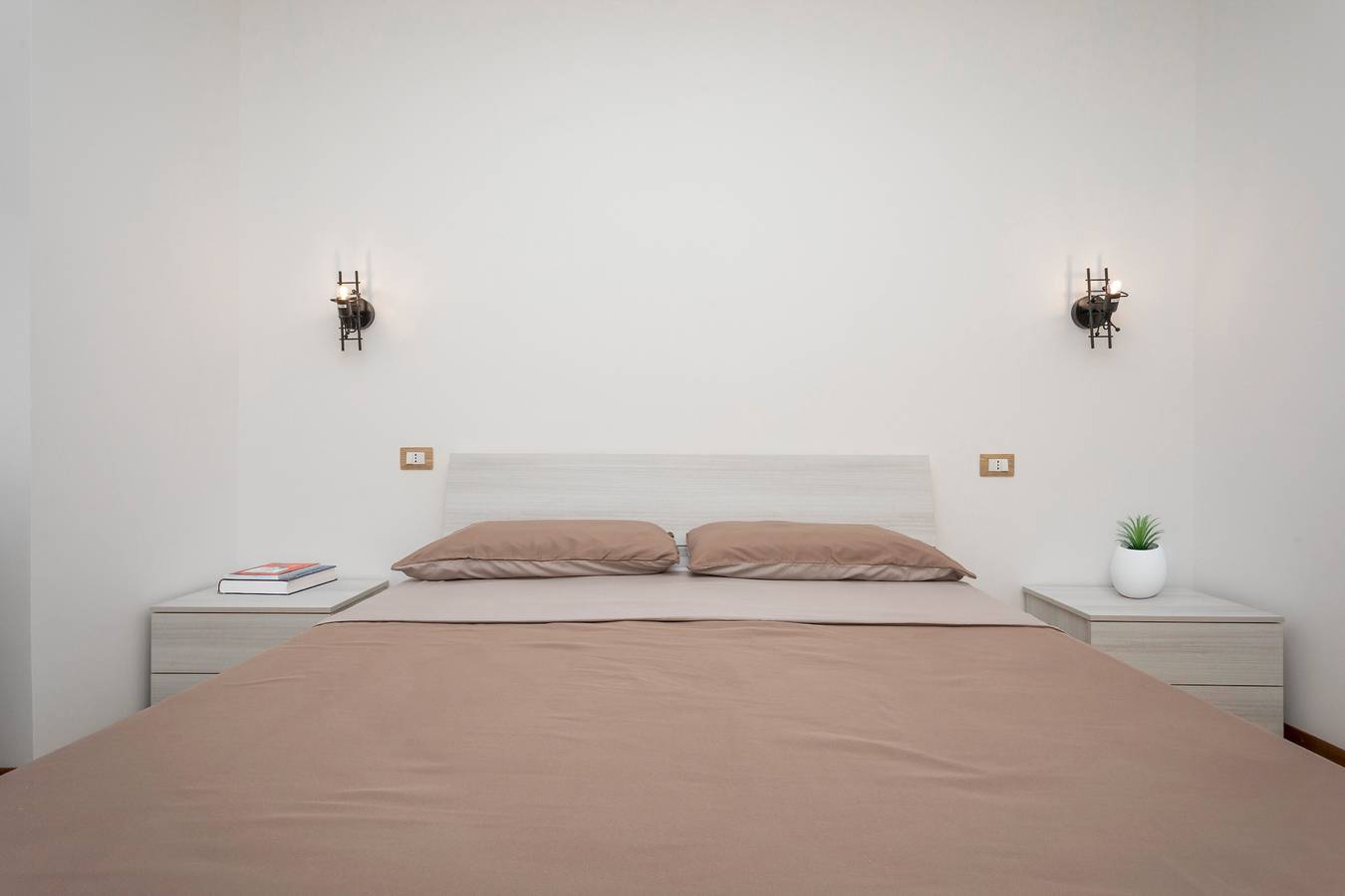 Bed and Breakfast 'Sentiti A Casa' with Wi-Fi and Air Conditioning in Bronte, Mount Etna