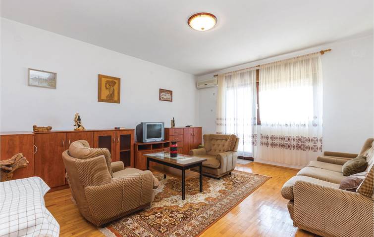 Ganze Ferienwohnung, Gemütliche Ferienwohnung mit Meerblick, Terrasse und Garten – 2,5 km vom Strand entfernt in Novi Vinodolski, Primorje-Gorski Kotar