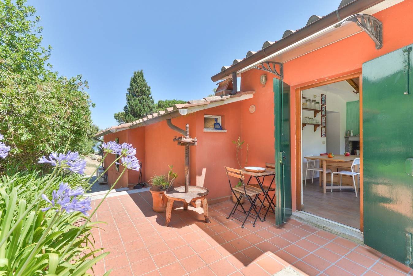 Villa 'I Fiori Redinoce' con terrazza privata, giardino privato e aria condizionata in Procchio, Isola d'Elba
