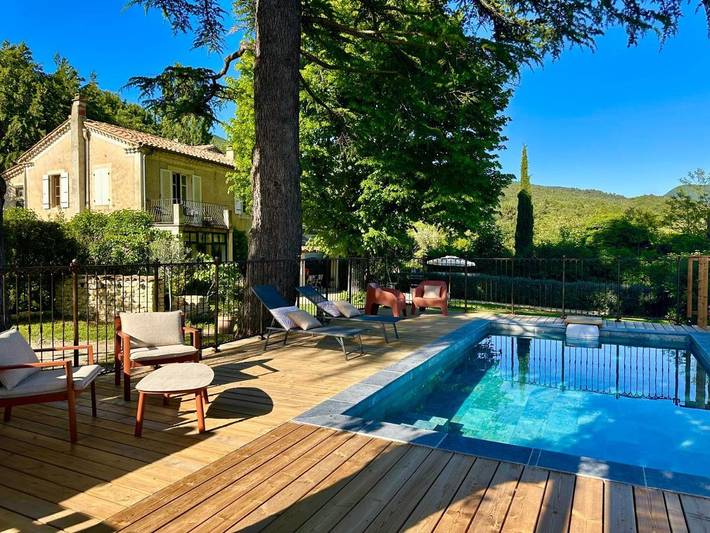 Location de vacances pour 8 personnes, avec vue ainsi que jardin et piscine, animaux acceptés à Le Poët-Laval - 2